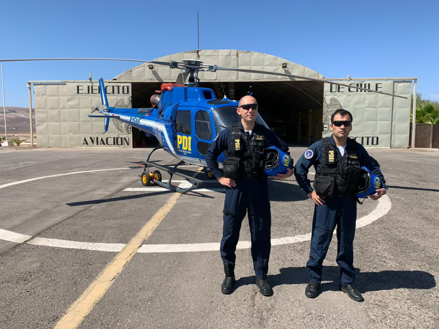 Pilotos de helicóptero Airbus AS350 B3 de la Bapol Foto Policía de Investigaciones de Chile