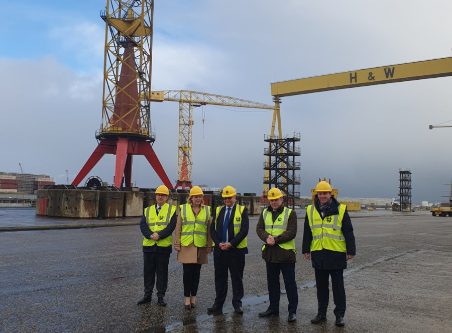 Ricardo Domínguez, presidente de Navantia, junto a los ministros británicos de Defensa e Irlanda del Norte y sus homólogos de H&W y BMT este miércoles en Belfast. Foto Navantia