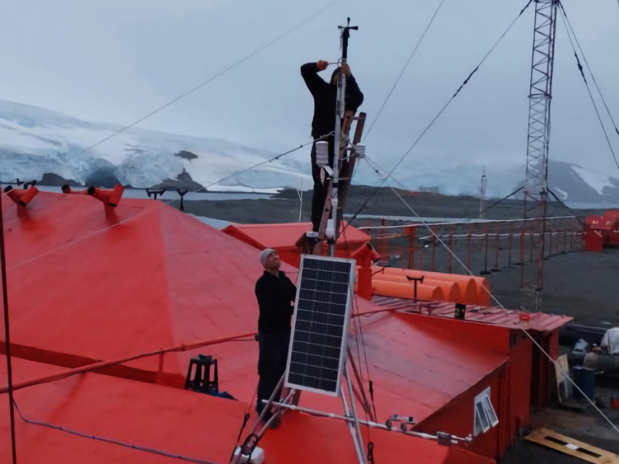 Instalación de estación meteorológica del programa de sensores latitudinales del Inach en la base antártica Arturo Prat Foto Armada de Chile