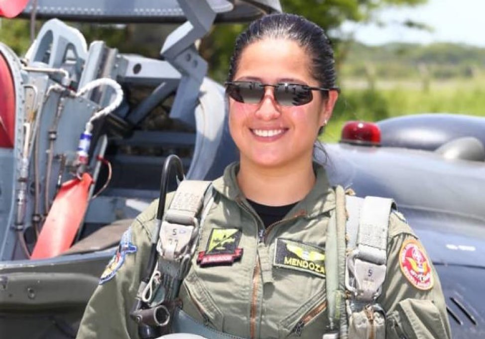 Capitán PA María Elena Mendoza Quan fue la primera mujer piloto en Centroamérica certificada para volar el Cessna A37 Dragonfly