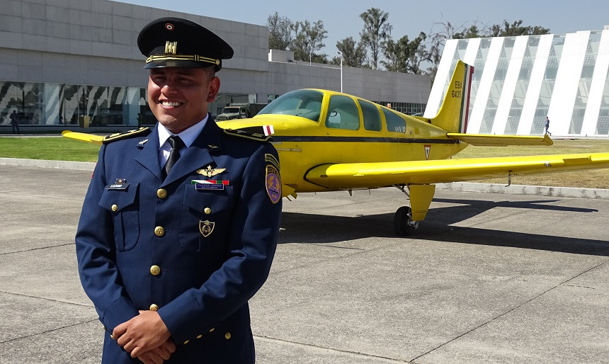 Capitán segundo piloto aviador Gustavo de Jesús Ávila Lozano, instructor de vuelo en la Escuela Militar de Aviación   Foto José Quevedo