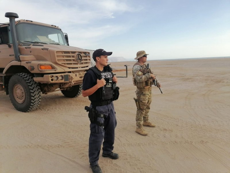 Infante de Marina del DIM 1 Lynch apoyando a un efectivo de la Policía Marítima en Arica Foto Armada de Chile