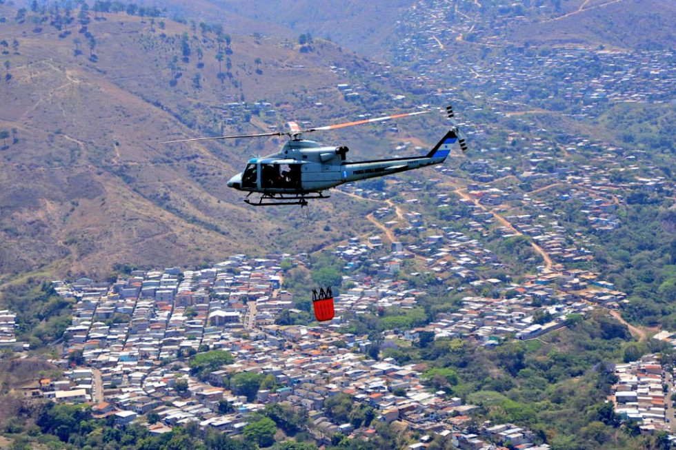 Fuerza Aérea Hondureña apoya extinción de incendio con un helicóptero Bell 412