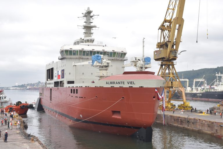 Rompehielos Almirante Viel en el diaqie dique seco 2 de Talcahuano Foto Asmar