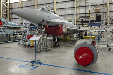 Radar ECRS Mk2 junto a un avión de combate Eurofighter. Foto Leonardo