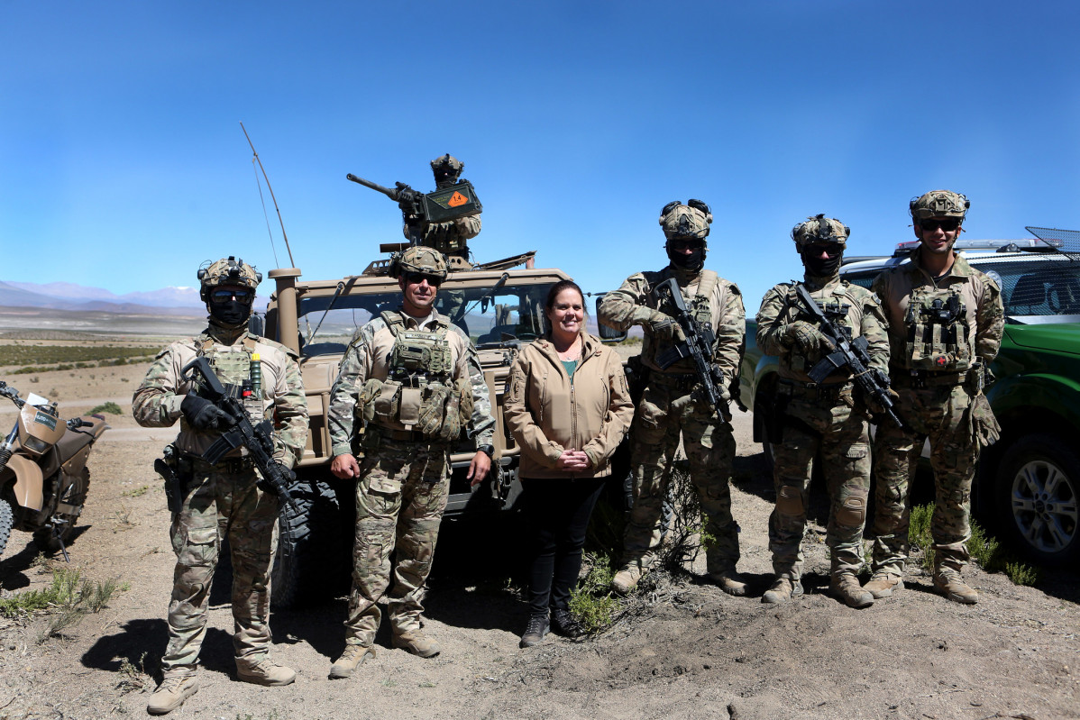 Ministra Maya Fernu00e1ndez con efectivos del Ejercito de Chile desplegados en labores de control fronterizo en  Colchane Foto Ministerio de Defensa Nacional de Chile