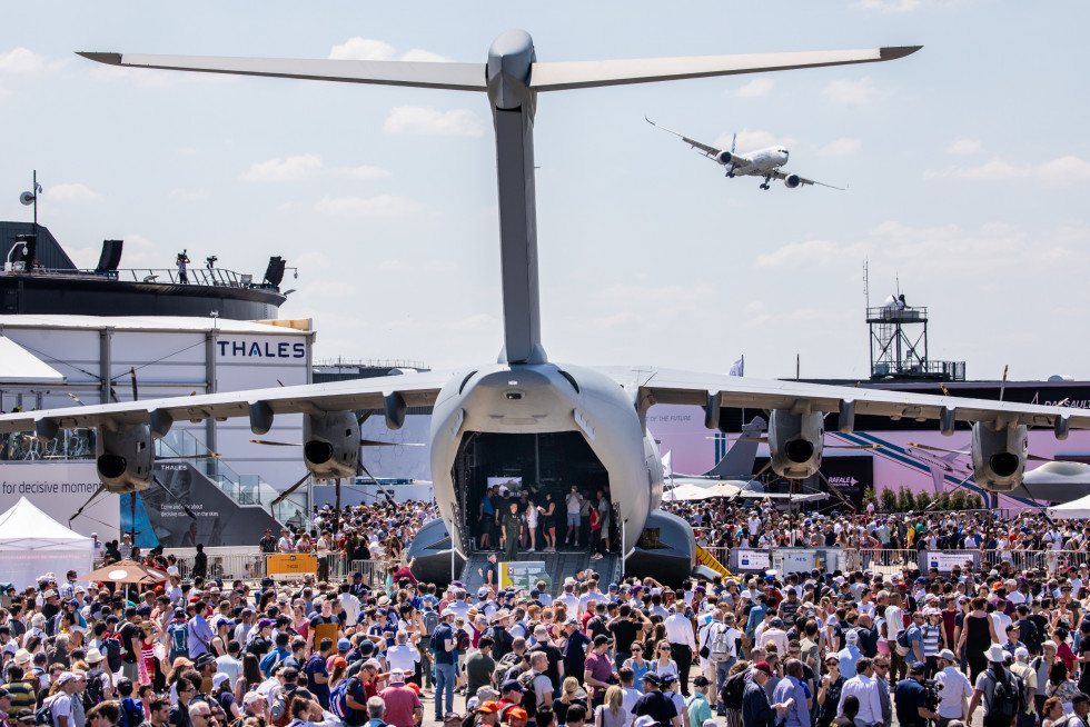 Visitantes en la exhibición Paris Air Show. Foto. SIAE