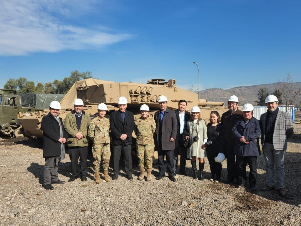 Las autoridades de la Subsecretaru00eda de Defensa junto a un tanque Leopard 2A4 en el CMIF Talagante Foto Famae