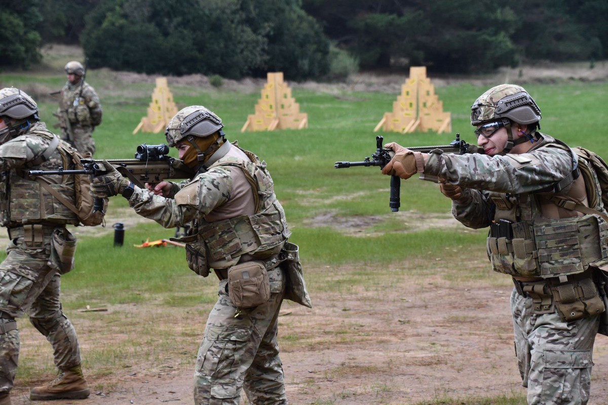 Los cadetes IM perfeccionan sus habilidades con el fusil de asalto FN Herstal SCAR L de 5,56 x 45 mm Foto Armada de Chile