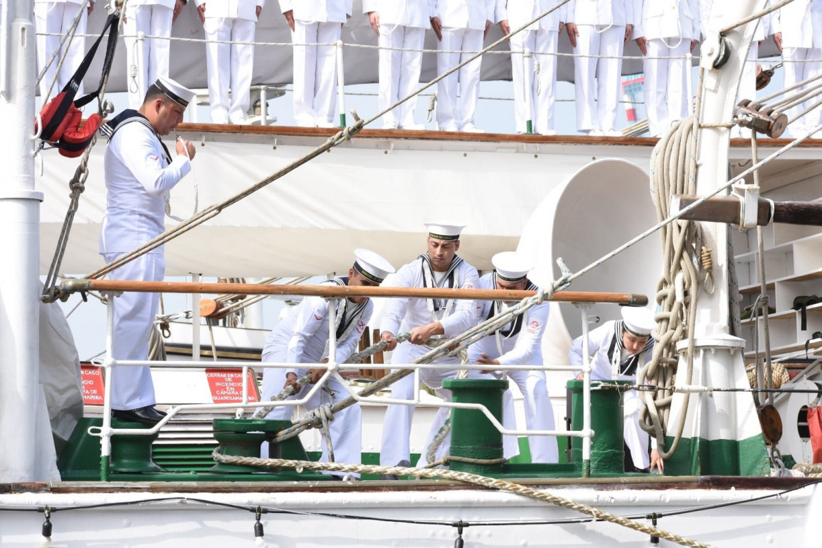 Especialistas en maniobras del buque escuela Esmeralda realizando amarre de la unidad en la base naval del Callao Foto Marina de Guerra del Peru00fa