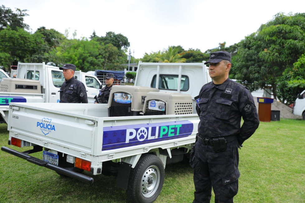 Entregan vehículos a la Policía por más de medio millón  de dólares