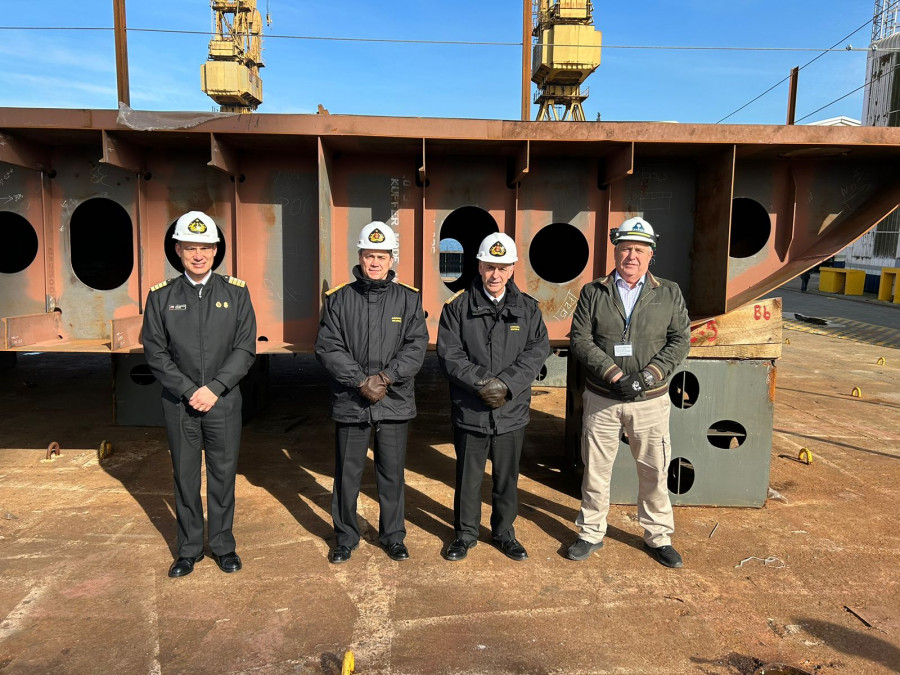 El añmirante De La Maza en la grada donde se construye el primer buque multipropósito del proyecto Escotillón IV Fase 1 Foto Armada de Chile