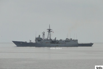 Fragata antiaérea clase Adelaide FFG11 Capitán Prat navegando en la bahía de Valparaíso Foto Nicolás García E