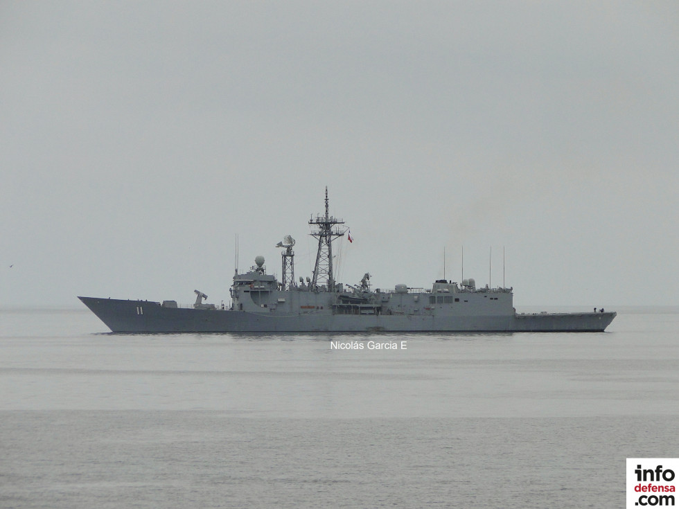 Fragata antiaérea clase Adelaide FFG11 Capitán Prat navegando en la bahía de Valparaíso Foto Nicolás García E