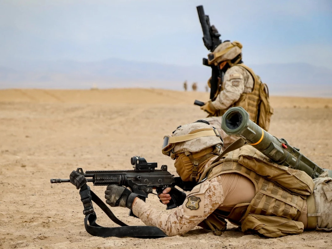 Efectivos del Batallón de Infantería Blindado N°27 Bulnes en prácticas de tiro con el fusil de asalto IWI Galil ACE 22 NC y el lanzagranadas IWI GL40 Foto Ejército de Chile