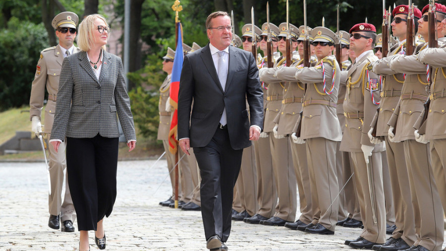 Los ministros de Defensa de Chequia y Alemania, Jana Černochová y Boris Pistorius, en una visita del segundo a la República Checa. Foto. Ministerio de Defensa de Chequia