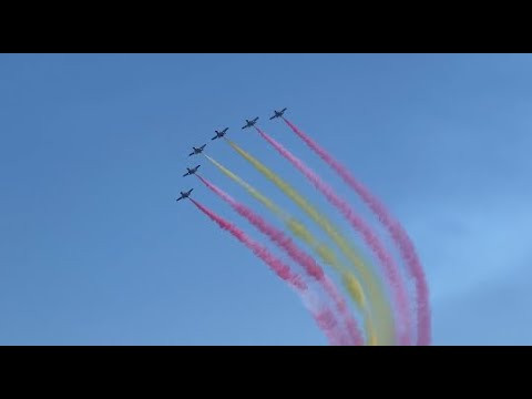 Vídeo: Cómo forma la Patrulla Águila los colores de la bandera española con humo en el DIFAS 23