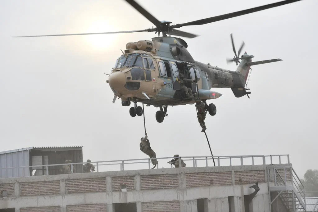 Descenso de efectivos del curso de asalto urbano avanzando desde un helicu00f3ptero Airbus AS532 Cougar de la Bave Foto Eju00e9rcito de Chile