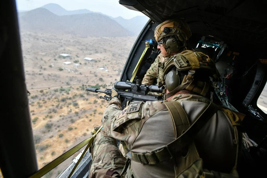 Francotirador entregando cobertura con un fusil MARS H de Lewis Machine & Tool Co desde un helicu00f3ptero de asalto Airbus AS532AL Cougar de la Bave Foto Eju00e9rcito de Chile