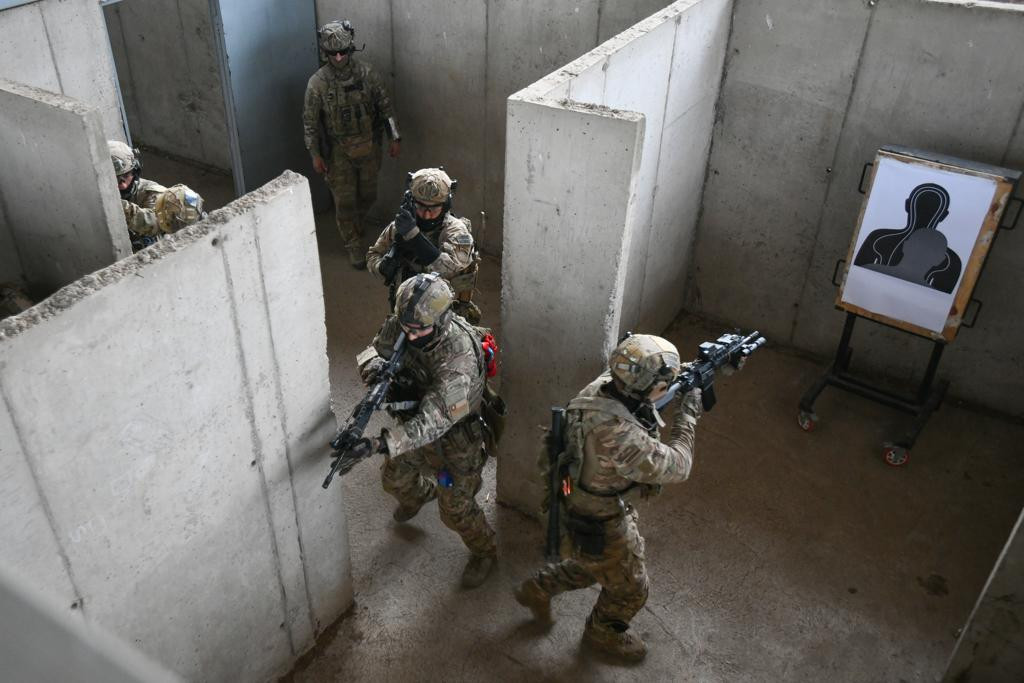 Operadores de la BOE Lautaro ejecutando tu00e9cnicas de ingreso en recinto cerrado Foto Eju00e9rcito de Chile