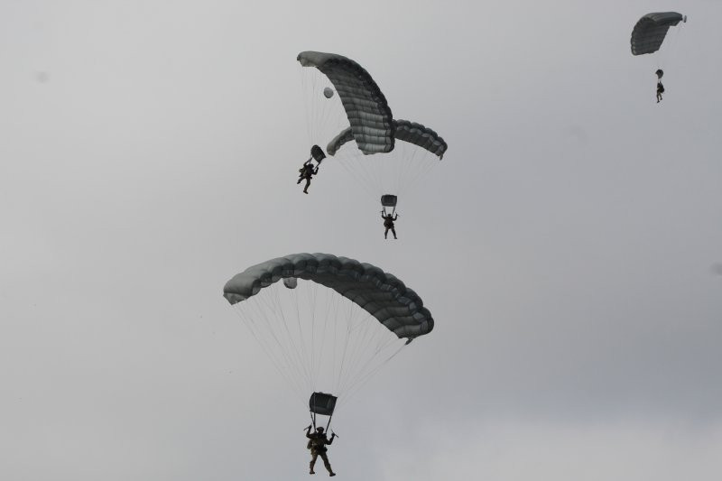 Entrenamiento de salto militar libre de Fuerzas Especiales en Quintero Foto Armada de Chile