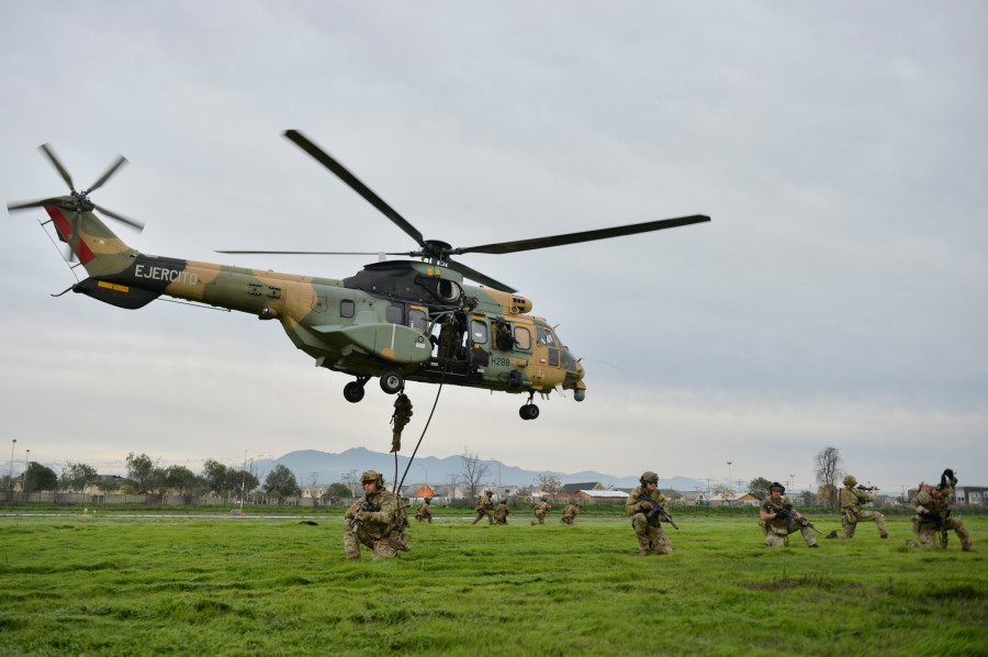 Entrenamiento Fast Rope en aerodrómo La Independencia de Rancagua Foto Socsuth