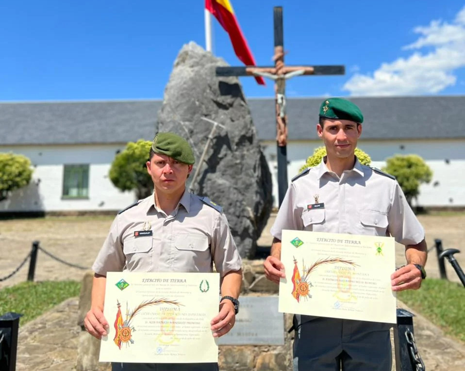 Oficiales con sus diplomas del Curso de Montau00f1a y del Curso de Operaciones Especiales Foto Eju00e9rcito de Chile