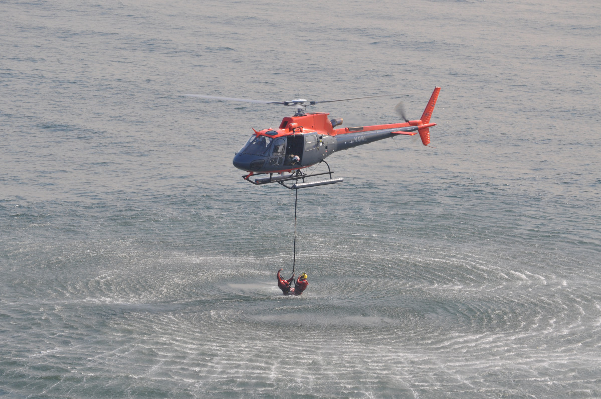 Helicu00f3ptero H125 efectuando  maniobra de rescate Foto Armada de Chile