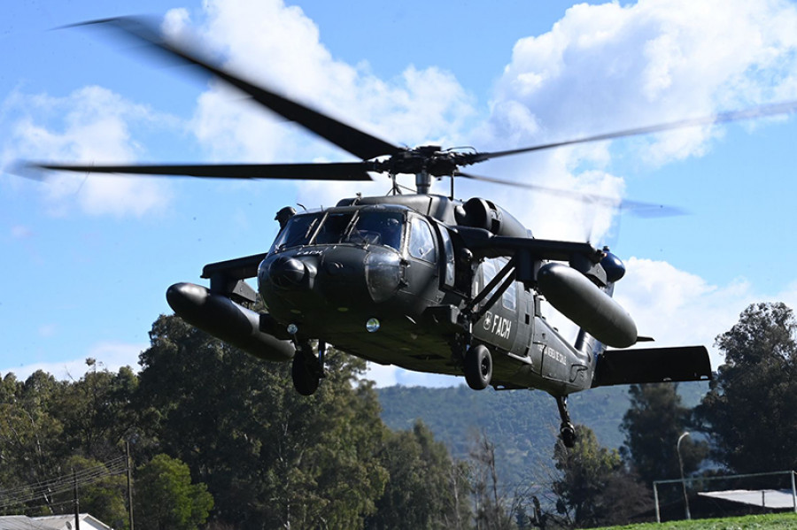 Helicóptero Sikorsky MH 60M Black Hawk  del Grupo de Aviación N9 en misión de evacuación de personas Foto FACh