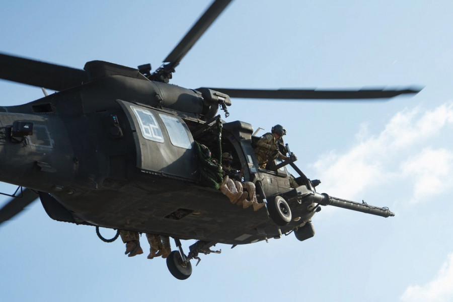 Operadores de Fuerzas Especiales del Ejército de Chile y Estados Unidos efectuando descenso desde un helicóptero Black Hawk en el ejercicio Estrella Austral 2016 Foto referencial US Army Staff Sgt O