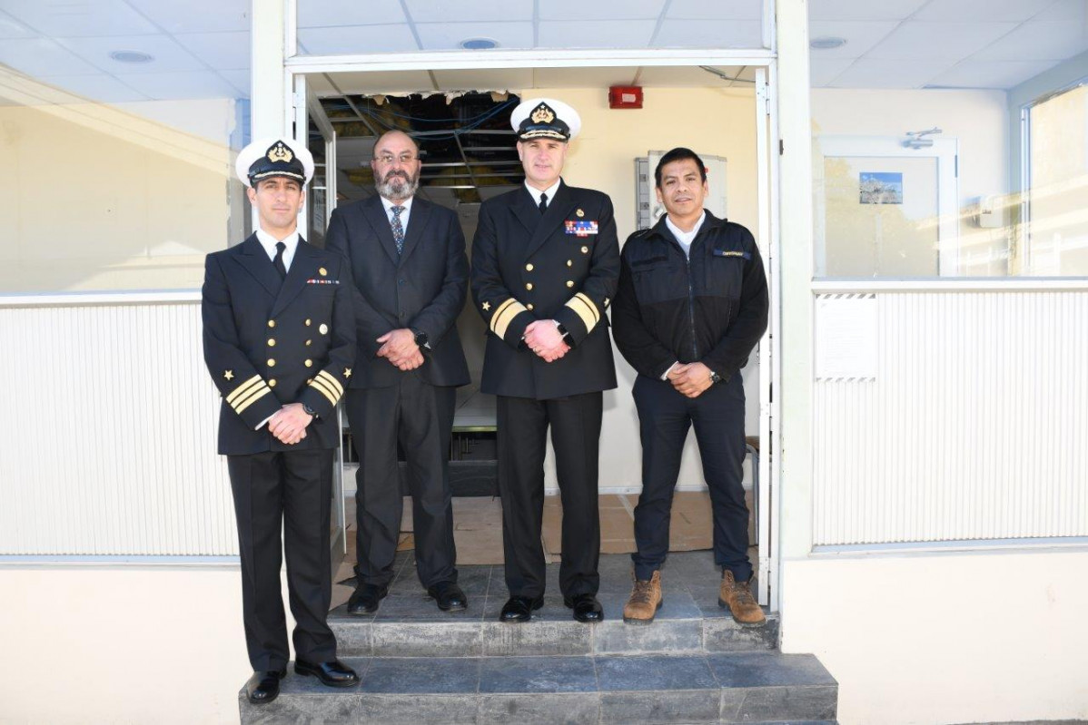 El director de la Dirisnav en su visita a las dependencias endonde operaru00e1 el simulador de propulsiu00f3n Foto Apolinav Armada de Chile