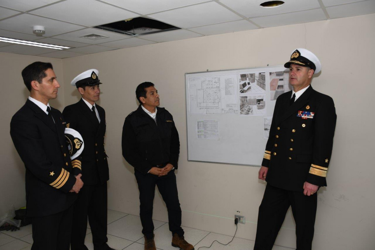 El contraalmirante Pablo Cifuentes en una de las salas del simulador de propulsiu00f3n Foto Apolinav Armada de Chile