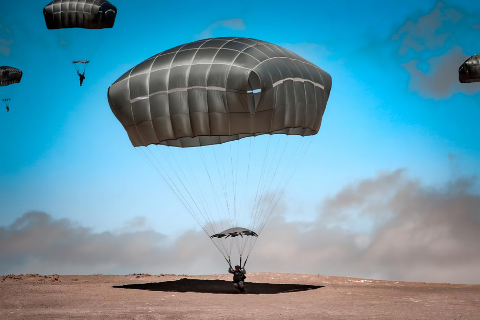 Salto de paracaidistas con el T 11 en Pampa Chaca Foto Ejército de Chile 005