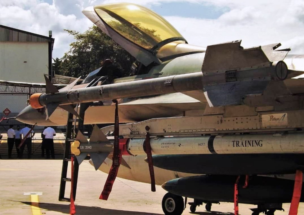 Venezuela AvMilitar F 16B AMV