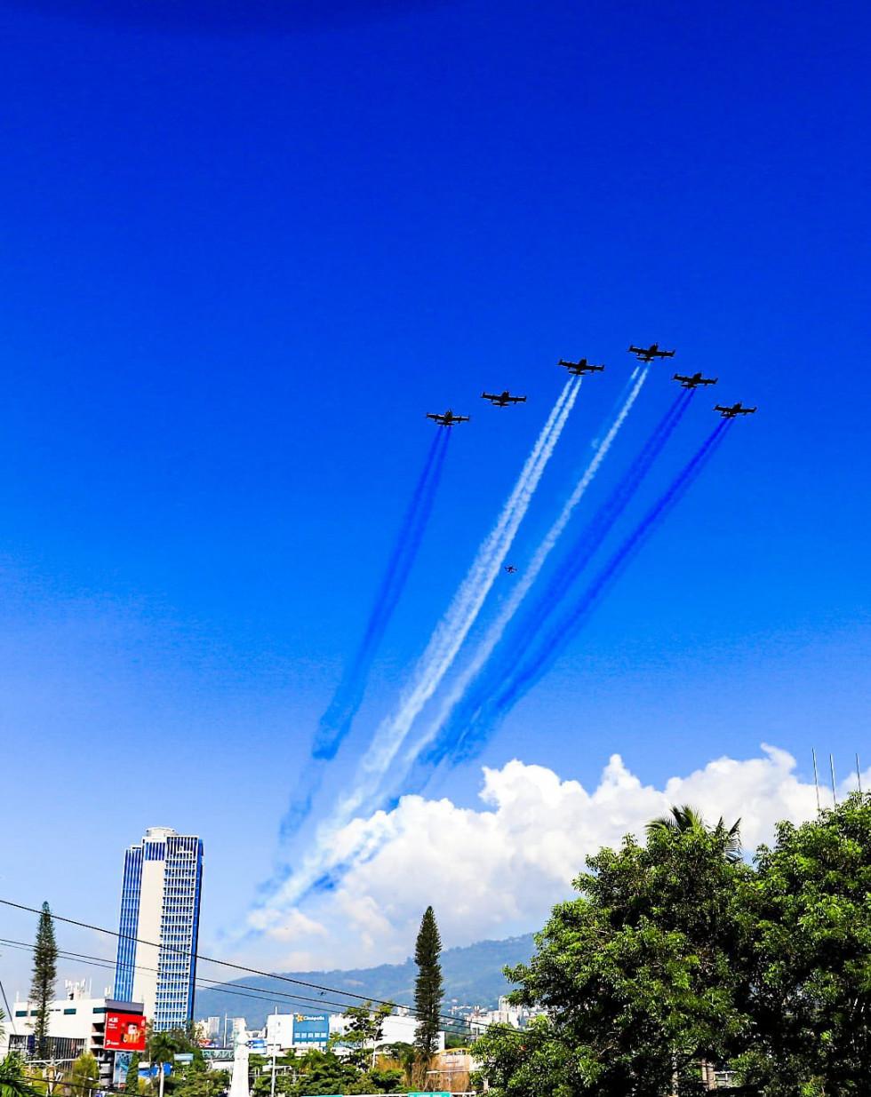 Formación de A 37 en desfile por independencia de El Salvador