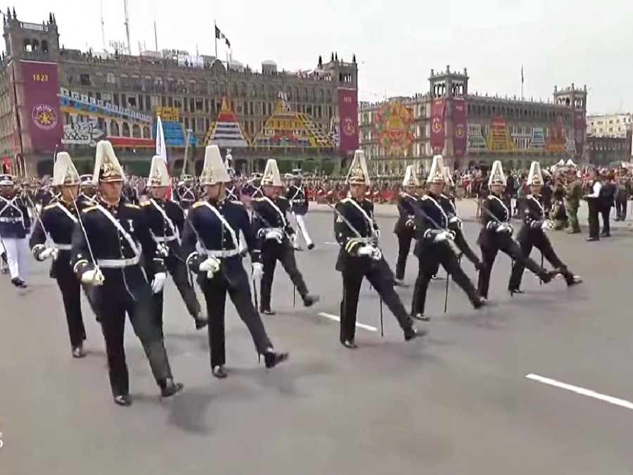 Desfile de la´delegación de la Escuela Militar del Ejército en la conmemoracion del 213 aniversario del inicio de la Independencia de México y bicentenario del Heroico Colegio Militar Imagen Seden