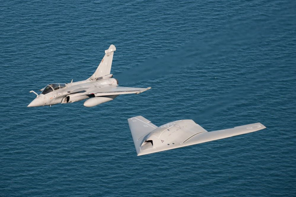 Avión de combate Rafale junto a la aeronave no tripulada Neuron. Foto. Dassault Aviation