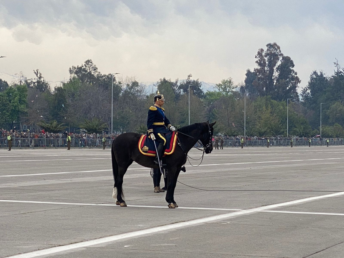 Jefe de las Fuerzas general de divisiu00f3n Cristiu00e1n Vial Maceratta solicita autorizaciu00f3n al presidente Boric para dar inicio a la Parada Militar 2023 Foto Eju00e9rcito de Chile