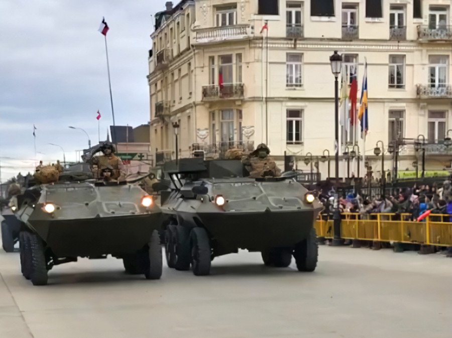 Carros Mowag Piraña 6x6 en la Parada Militar 2023 de la V División en Punta Arenas Imagen Ejército de Chile