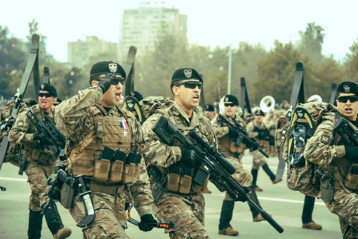 Efectivo de la Agrupaciu00f3n Especial de la Montau00f1a de la BOE Lautaro armado con un fusil LMT MARS H en la Parada Militar 2023 Foto Eju00e9rcito de Chile