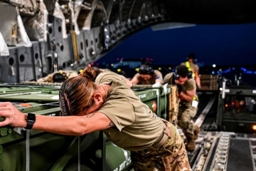 Carga de material militar en un avion C 17 estadounidense para suministrarlo a Ucrania. Foto. Departamento de Defensa de EEUU