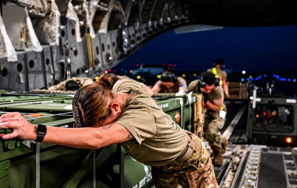 Carga de material militar en un avion C 17 estadounidense para suministrarlo a Ucrania. Foto. Departamento de Defensa de EEUU