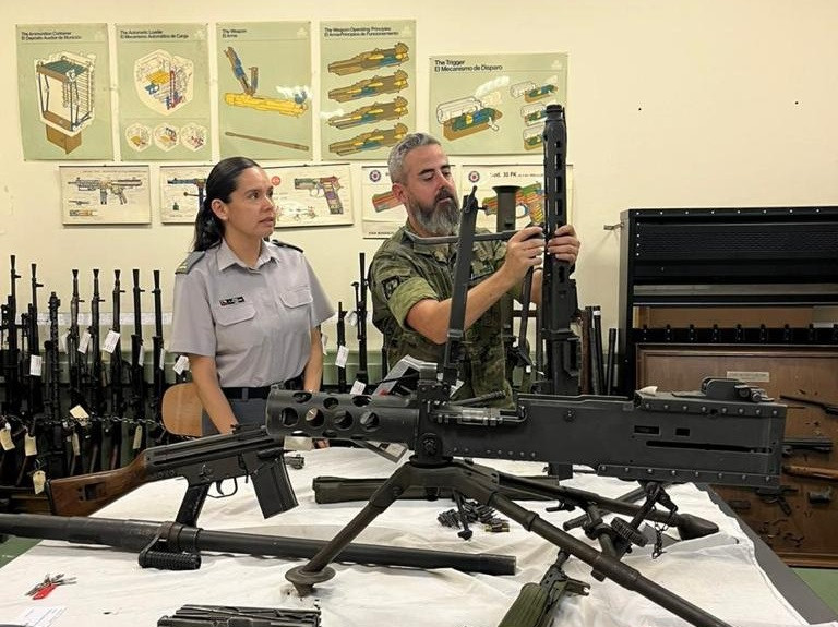 Mayor Carolina Alvarado en el mu00e1ster de Armamento y Material en la Escuela Superior Politu00e9cnica Foto Eju00e9rcito de Chile