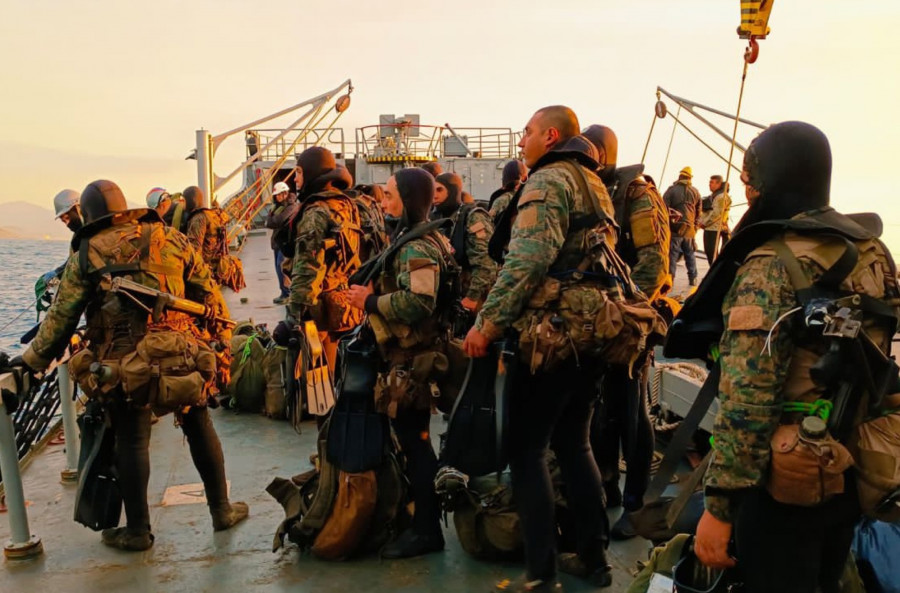 Curso de Comandos 2023 del Ejército a la espera de embarcar en botes Pumar en la barcaza LST 92 Rancagua Foto Armada de Chile