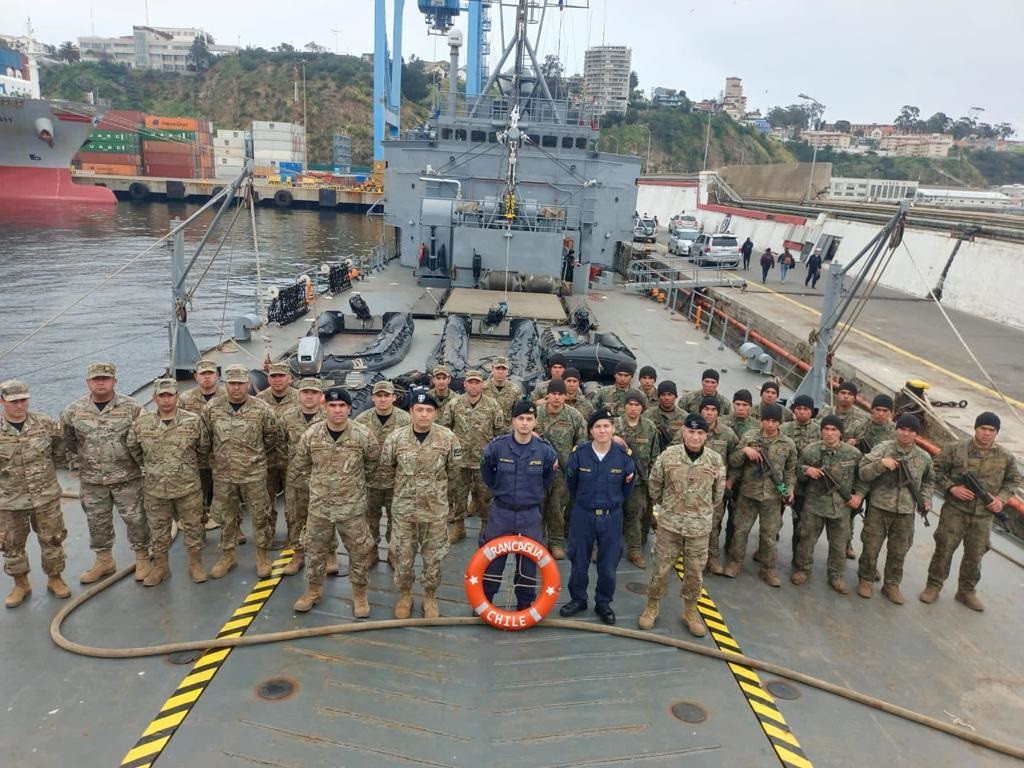 Curso de Comandos 2023 del Eju00e9rcito de Chile a bordo de la barcaza Rancagua en el molo de abrigo de Valparau00edso Foto Armada de Chile