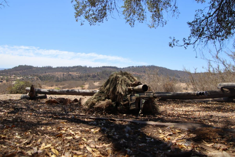 Francotirador explorador equipado con fusil Barret 98B Foto Apolinav Armada de Chile