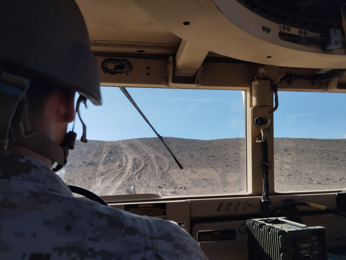 Alumno del curso de capacitaciu00f3n y mantenimiento de vehu00edculo Humvee en cancha de conducciu00f3n de la 1 Brigada Acorazada Coraceros Foto Eju00e9rcito de Chile