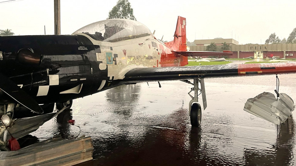 Brasil una tormenta tropical destruye hangares y aviones T 27 Tucano en la Academia del Aire (7)