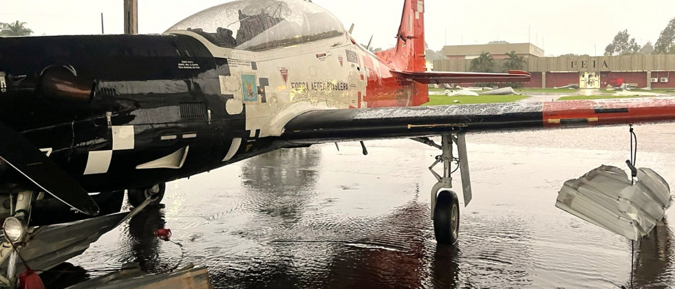Brasil una tormenta tropical destruye hangares y aviones T 27 Tucano en la Academia del Aire (7)
