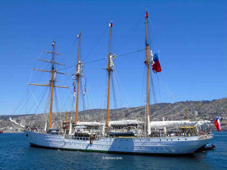 Arribo del buque escuela Esmeralda de la Armada de Chile al molo de abrigo de Valparaíso Firma Richard Brito